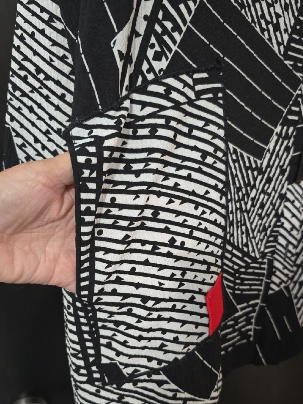 Ali Miles 2X Black & White Geometric Button-Front Shirt with Red Accent - Picture 5 of 7